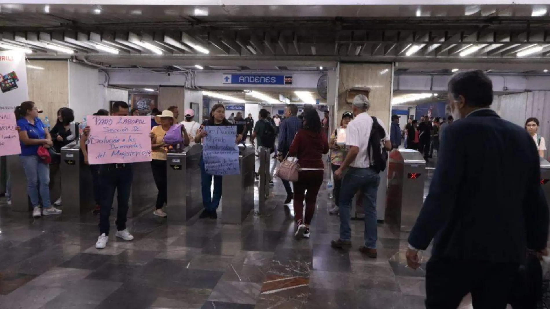 CNTE da paso libre en Metro CDMX